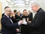 Apoštolský nuncius přebírá první ražbu medailí