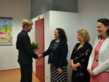 Zástupce maturantů vítá předsedkyni komise. Foto archiv CMG
