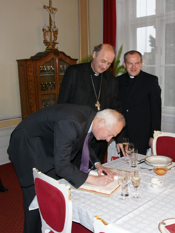Kníže Hans Adam se zapisuje do knihy hostí Arcibiskupského paláce (foto Petr Gatnar)
