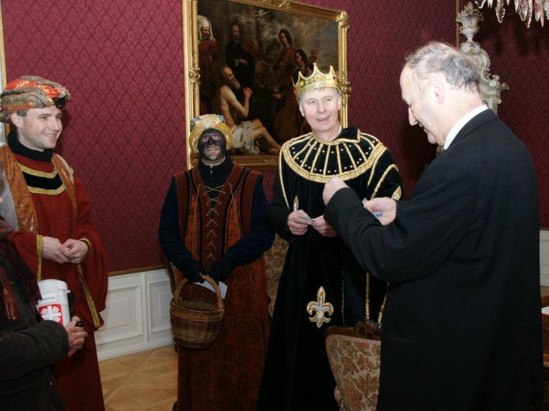 Tříkráloví koledníci navštívili olomouckého arcibiskupa Jana Graubnera (foto Petr Gatnar)