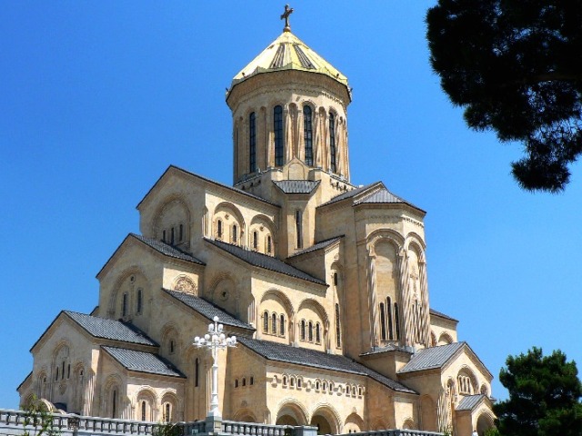 Katedrála Nejsvětější Trojice v Tbilisi. Zdroj: trekearth.com