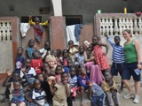Africké děti s dobrovolníky. Foto archiv Pavly Krystýnové.