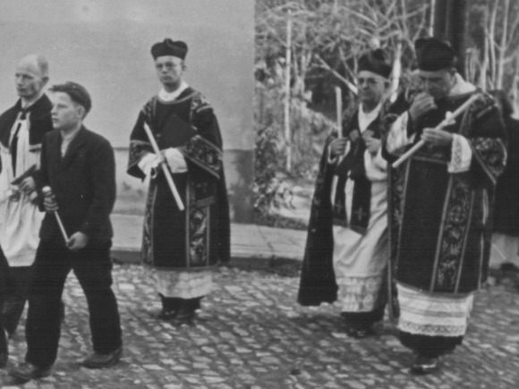 Pohřeb na konci II. světové války, P. František Borák mezi kněžími vlevo.