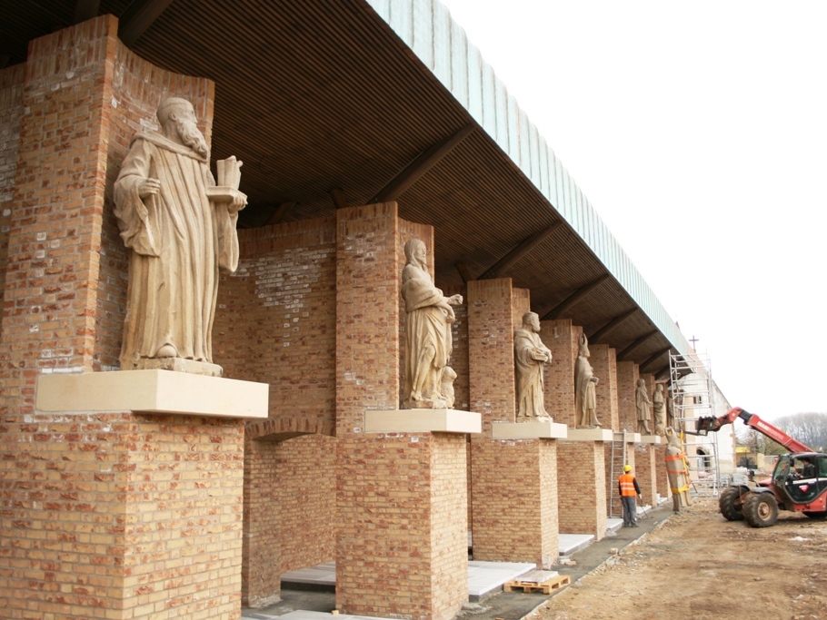 Sochy na pilířích ohradní zdi kolem velehradského areálu (foto Petr Hudec)