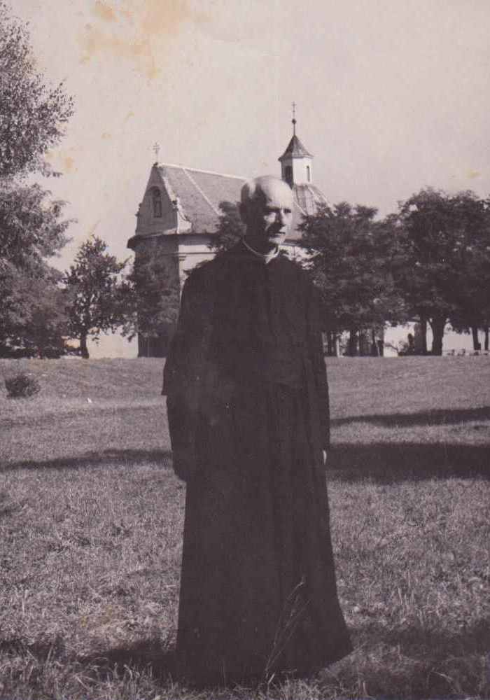 P. Šuránek před kaplí sv. Antonína