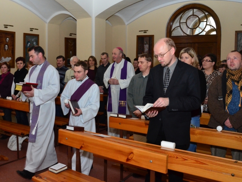 Arcibiskup Graubner se zaměstnanci gymnázia. Foto Iva Bekárková