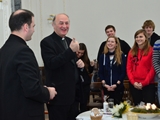 Arcibiskup Graubner se studenty. Foto Iva Bekárková