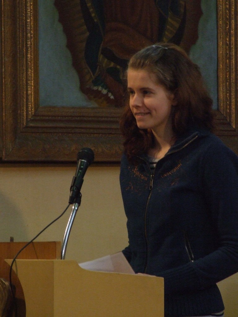 Absolventka Šárka Dvořáková uděluje svou cenu za angličtinu