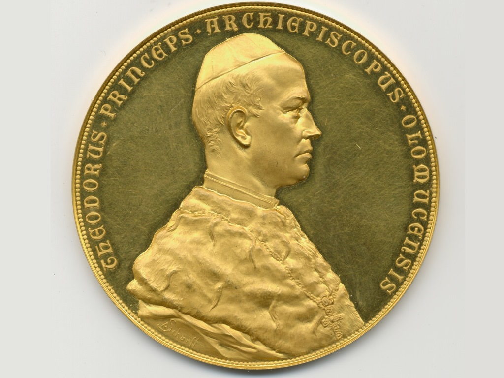 Jeden z exponátů výstavy, intronizační medaile arcibiskupa Kohna. Zdroj: www.olmuart.cz