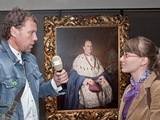 Autorka koncepce výstavy Martina Miláčková hovoří s novináři před portrétem arcibiskupa Kohna. Foto M. Ondrušková, www.olmuart.cz