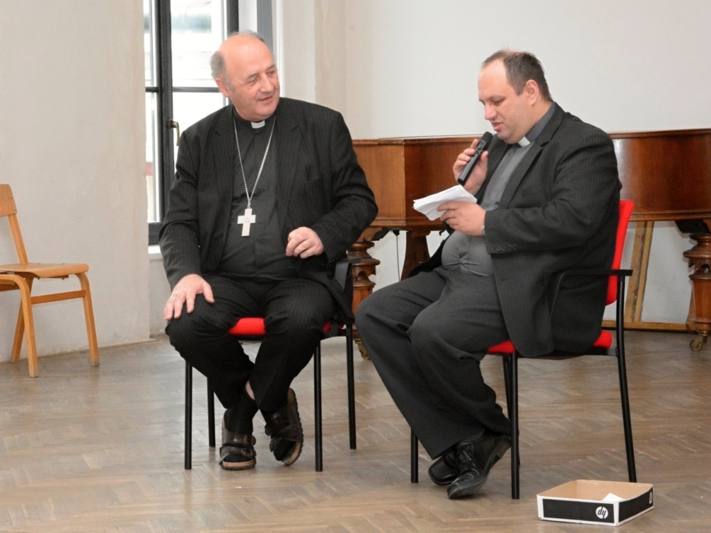 Arcibiskup Graubner hovoří s mladými lidmi. Foto Anna Bekárková