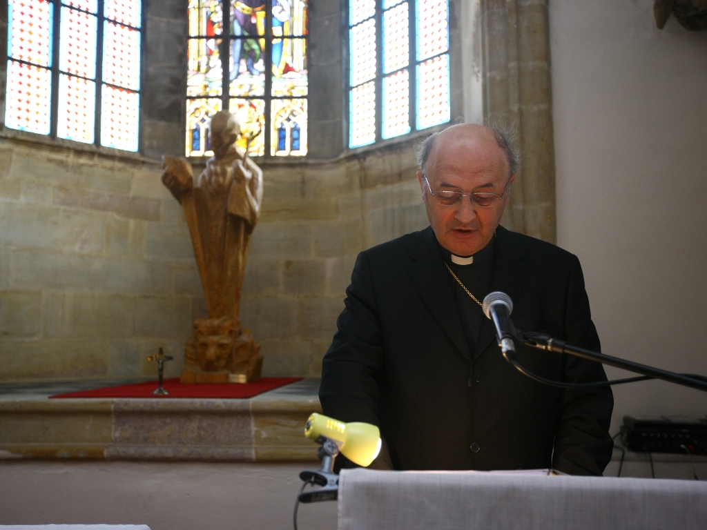 Arcibiskup Jan Graubner při čtení Bible. Foto: Petarda Production