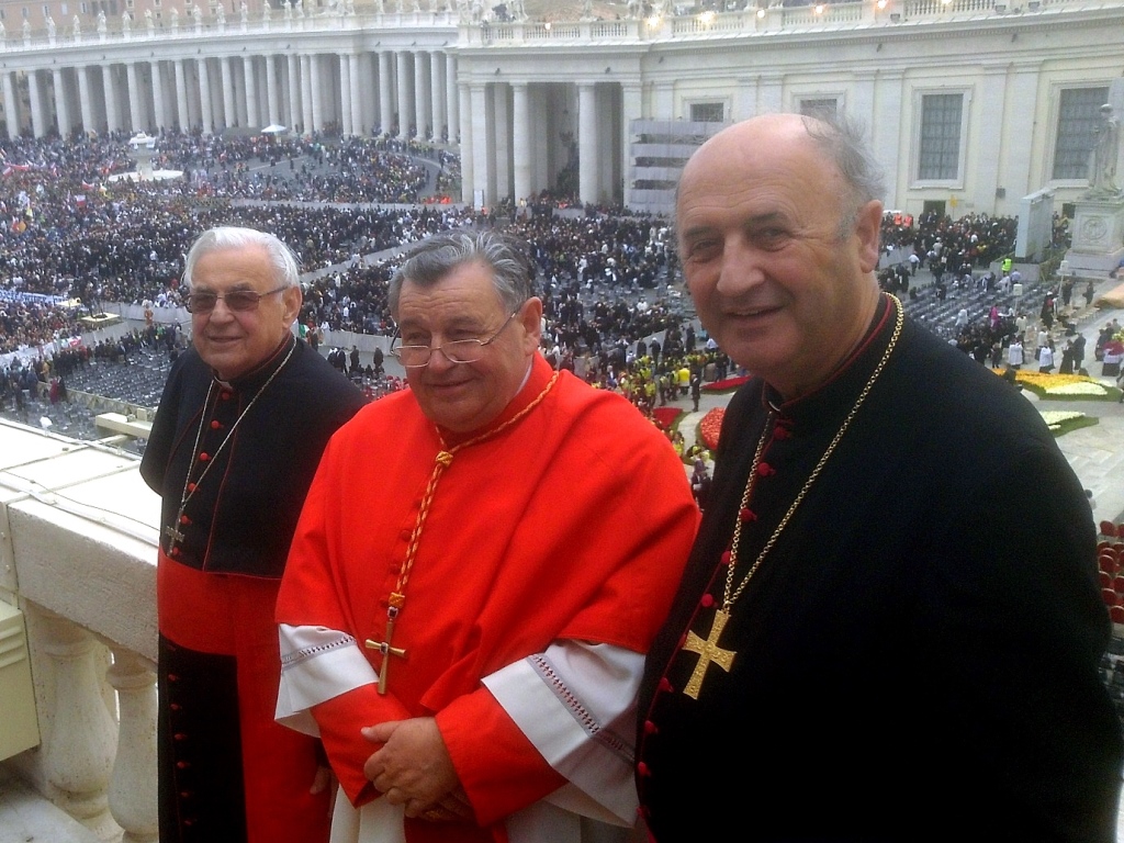 Arcibiskup Graubner s kardinály Dukou a Vlkem nad Svatopetrským náměstím. Foto Radek Tichý