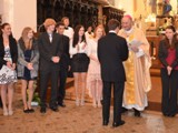 Arcibiskup Graubner předává maturitní vysvědčení. Foto archiv školy
