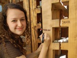 Studentka vkládá kámen do Sochy příběhů. Foto archiv Caritas-VOŠs