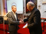 Arcibiskup Jan Graubner předává cenu Křesadlo. Foto Maltézská pomoc