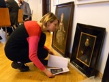 Pracovnice památkového oddělení arcibiskupství Anežka Dočekalová kontroluje obrazy