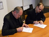 Generální vikář Josef Nuzík a ředitel muzea Michal Soukup podepisují předávací dohody