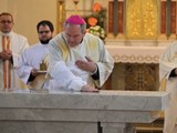 Biskup pomazal nový oltář křižmem. Foto Lenka Fojtíková