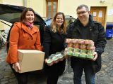 Pracovníci firmy Edwards s darem do sbírky Krajíc chleba pro chudé. Foto Charita Olomouc