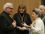 Jiřina Prekopová (vpravo) v diskuzi s biskupem Josefem Hrdličkou. Foto P. Langer