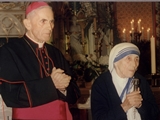 Arcibiskup Vaňák s Matkou Terezou v olomoucké katedrále