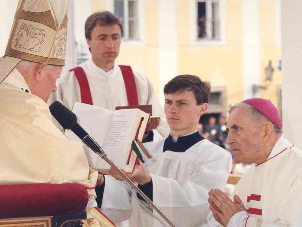 Arcibiskup Vaňák s papežem Janem Pavlem II. při slavnostní bohoslužbě na Velehradě