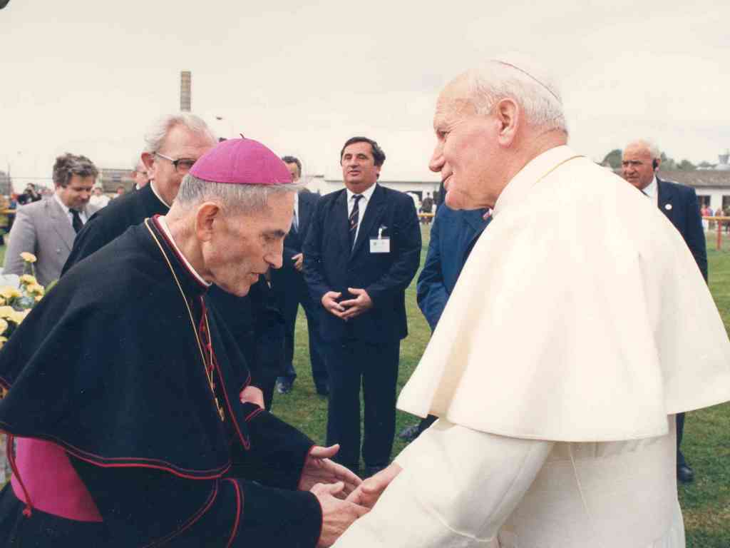 Arcibiskup Vaňák vítá papeže Jana Pavla II. na Velehradě
