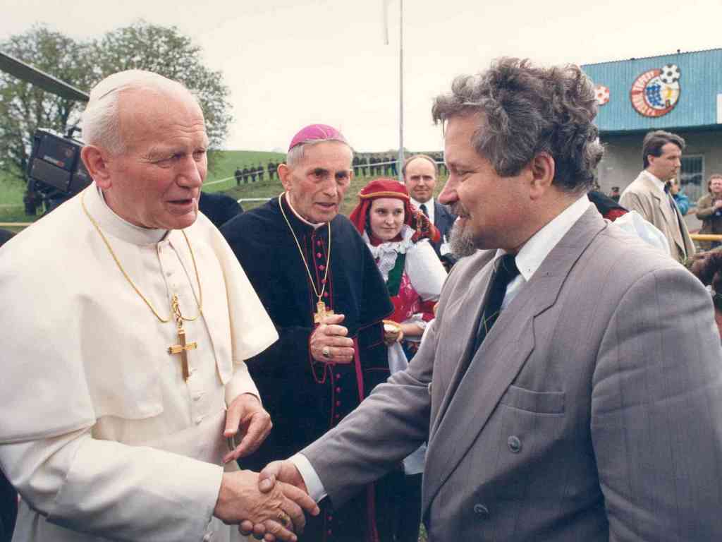 Arcibiskup Vaňák s papežem Janem Pavlem II. a tehdejším předsedou české vlády Petrem Pithartem na Velehradě