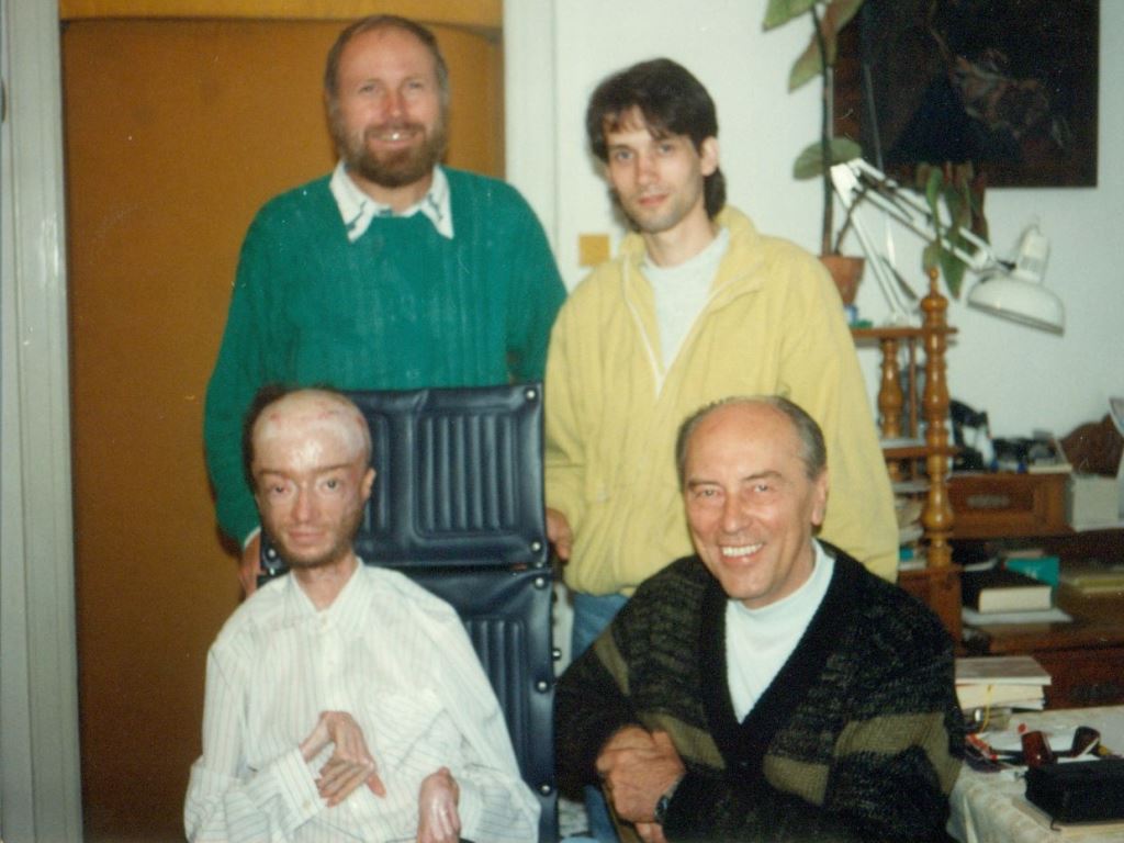 V srpnu 1994 - po Julkově levici jezuita prof. Ludvík Armbruster. Foto archiv