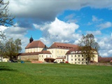 Kostel a karmelitánský klášter v Kostelním Vydří. Foto Fojsinek, Wikipedia.org